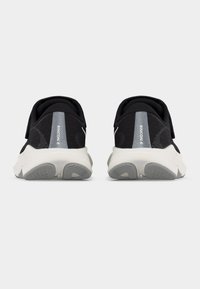 Αθλητικά παπούτσια ασπρόμαυρα, δεικνυόμενα από πίσω, με το κείμενο "RINCON 4" στη φτέρνα και παχιά λευκή σόλα με γκρι τμήματα πέλματος.