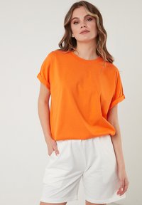 LELA CREW NECK  - Jednoduché tričko - orange color