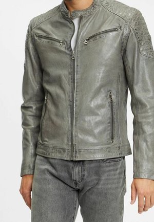 Veste en cuir grise avec un col haut, dotée de poches zippées sur la poitrine et les côtés, d'accents texturés sur les épaules et d'une finition lisse.