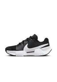 Scarpe sportive in bianco e nero con tomaia in rete, design a coste, collo imbottito e suola in gomma con un motivo testurizzato.