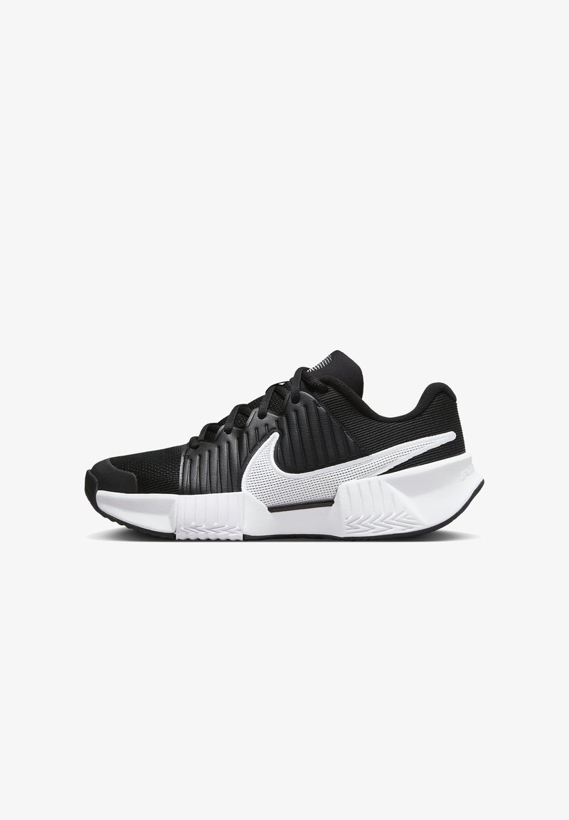 Sapatos atléticos em preto e branco com parte superior em malha, design texturizado, colarinho acolchoado e sola de borracha com padrão texturizado.