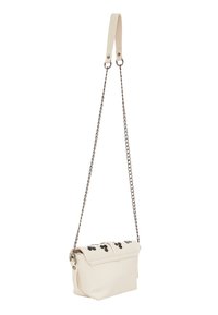 Creme faux læder crossbody taske med en kædestrop. Har en klaffelukning og små sorte udsmykninger på forsiden.