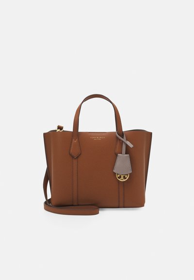 Borsa a mano in pelle marrone con doppi manici superiori, tracolla staccabile, accessori in oro e un'etichetta grigia. Texture liscia, design strutturato.