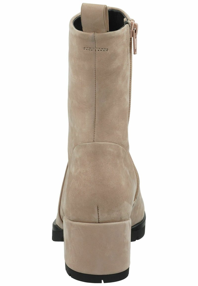 Beige Wildleder-Ankle-Boot mit Blockabsatz, seitlichem Reißverschluss und Nähdetails auf der Rückseite. Glatte Textur und minimalistisches Design.