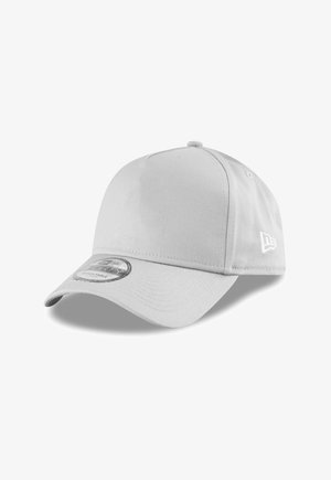 Hellgraue verstellbare Baseballmütze mit gebogenem Schirm und kleinem gesticktem Logo an der Seite, vor einem weißen Hintergrund präsentiert.