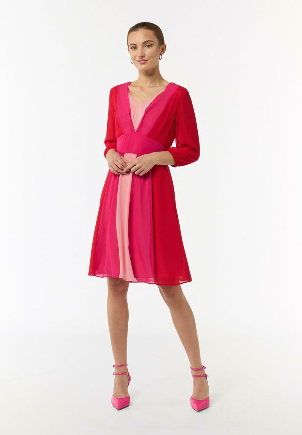 MIT BINDEGÜRTEL - Freizeitkleid - chilirot