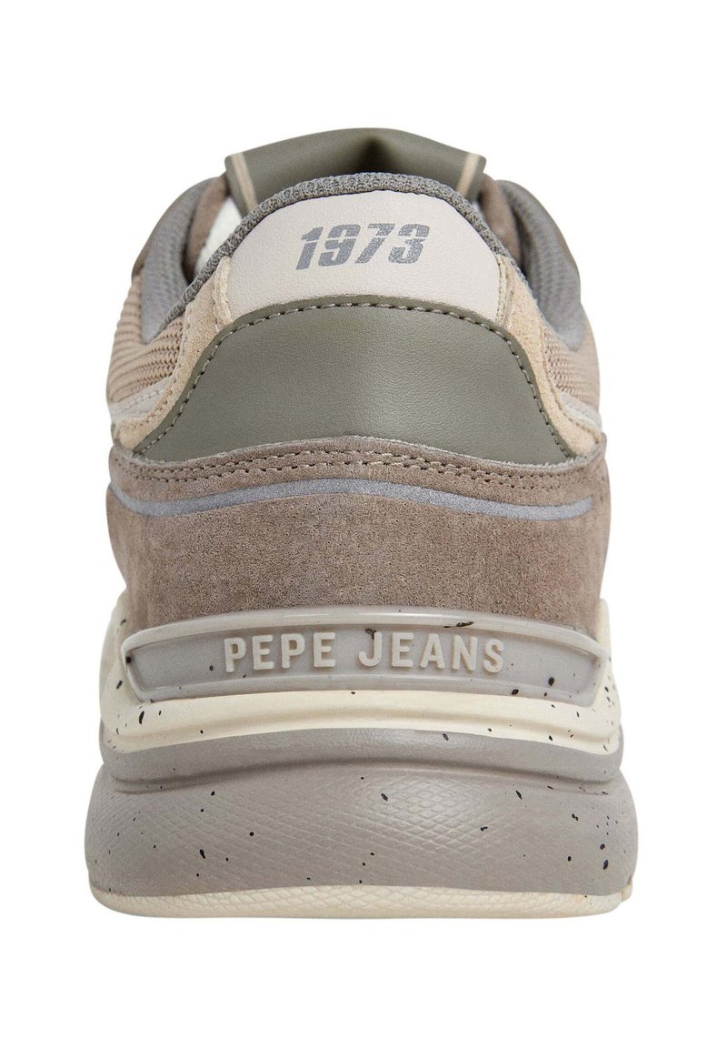 Beige sneakers met een combinatie van suede en mesh materialen. Grijze accenten, een geprofileerde rubberen zool en "PEPE JEANS" branding aan de zijkant.
