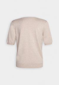 Beige trui met korte mouwen van gebreide stof, met een ronde halslijn en licht gepofte mouwen met een gladde textuur.
