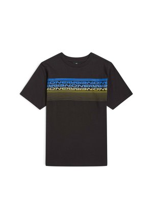 T-shirt in cotone nero con grafica orizzontale a strisce blu e gialle con testo ripetuto. Maniche corte e scollo tondo.