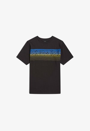 Zwart katoenen T-shirt met een horizontale print in blauwe en gele strepen met herhaalde tekst. Korte mouwen en een ronde hals.