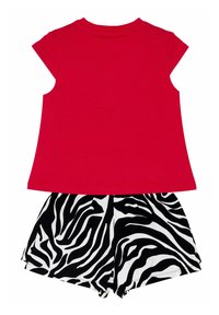 Rotes T-Shirt mit kurzen Ärmeln und rundem Ausschnitt, kombiniert mit schwarz-weißen Shorts im Zebra-Design aus einem weichen, leichten Stoff.