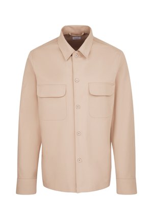 Camicia beige a maniche lunghe con chiusura a bottoni, due tasche sul petto e colletto classico; realizzata in tessuto morbido con una vestibilità strutturata.