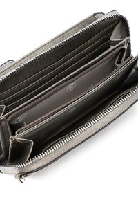 Portefeuille texturé gris avec fermeture éclair, plusieurs emplacements pour cartes et compartiments pour les billets et les pièces. Intérieur doublé avec un tissu à motif logo.