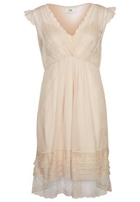 Ljusrosa klänning med V-ringning, spetsdetaljer och korta volangärmar. Flödande design, lagerpetad nederkant med spetsdekorationer. Lättviktigt tyg.