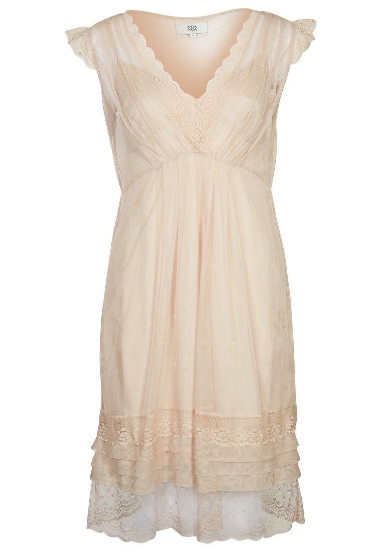 Ljusrosa klänning med V-ringning, spetsdetaljer och korta volangärmar. Flödande design, lagerpetad nederkant med spetsdekorationer. Lättviktigt tyg.
