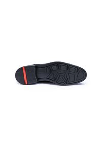 Suola di scarpa in gomma nera con motivi testurizzati, caratterizzata da un accento rosso vicino al tallone e un design del battistrada geometrico per una migliore aderenza.