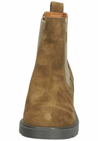 Braune Wildleder-Ankle-Boots mit elastischen Seitenpaneelen und Ziehschlaufe. Verfügt über eine Gummisohle und Nähte für zusätzliche Details.