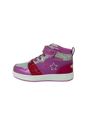 Sneaker alte viola e argento con accenti di glitter, dotate di una cintura in velcro, design a stella e suola in gomma bianca.