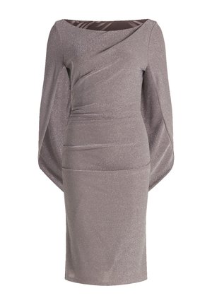 Langærmet, metallisk grå kjole med off-shoulder halsudskæring, draperede detaljer og tætsiddende silhuet. Glat struktur med subtil glans.