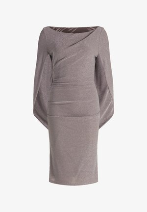 Abito a maniche lunghe di colore grigio metallico con scollatura off-shoulder, dettagli drappeggiati e una silhouette aderente. Texture liscia con un leggero luccichio.