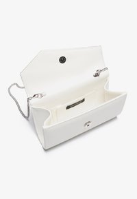 Λευκή τσάντα clutch από τεχνητό δέρμα με αλυσίδα, διαθέτει μαγνητικό κλείσιμο, λεία υφή και εσωτερική θήκη για κάρτα.