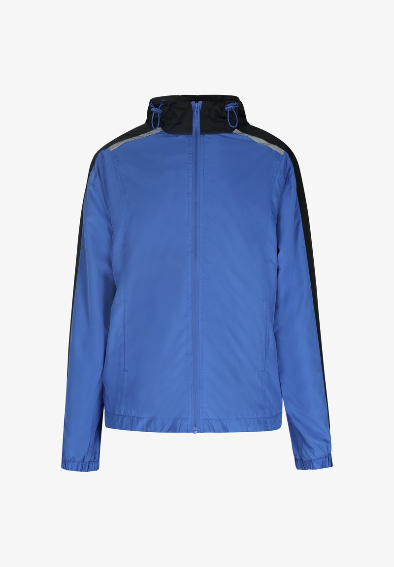 Blå vindjakke med sort hætte, der har elastiske manchetter, sidelommer og reflekterende detaljer langs skuldrene.