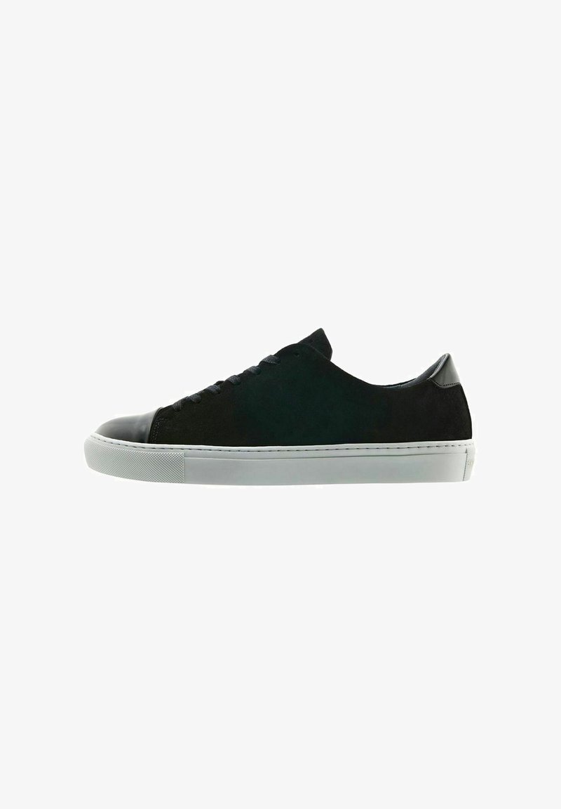 Zwarte suède sneakers met een gladde zwarte leren neuskap en een witte rubberen zool. Voorzien van ronde veters en een minimalistisch ontwerp.