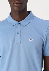 Tommy Jeans PLACKET - Polo shirt - colorado blue