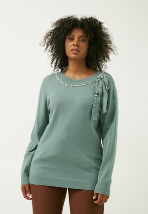 Hellblaugrüner Pullover mit langen Ärmeln, rundem Ausschnitt, geripptem Saum, verziert mit Perlen um den Kragen und einem gebundenen Akzent an der Schulter.
