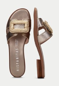 Sandaletter med en blandning av metallisk brons och guldmaterial. Fyrkantig vävd spänne-detalj, låg staplad klack, slät fotsäng präglad med varumärket.