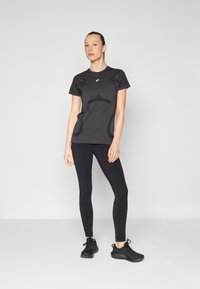 ASICS SEAMLESS TOP - T-shirt till träning - performance black/carrier grey