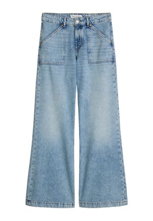 Lichtblauwe wijde denim jeans met grote voorste opgezette zakken, knoopsluiting en zichtbare stikseldetails.