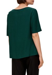 s.Oliver BLACK LABEL MIT FALTEN-DETAIL - Blouse - tannengrün