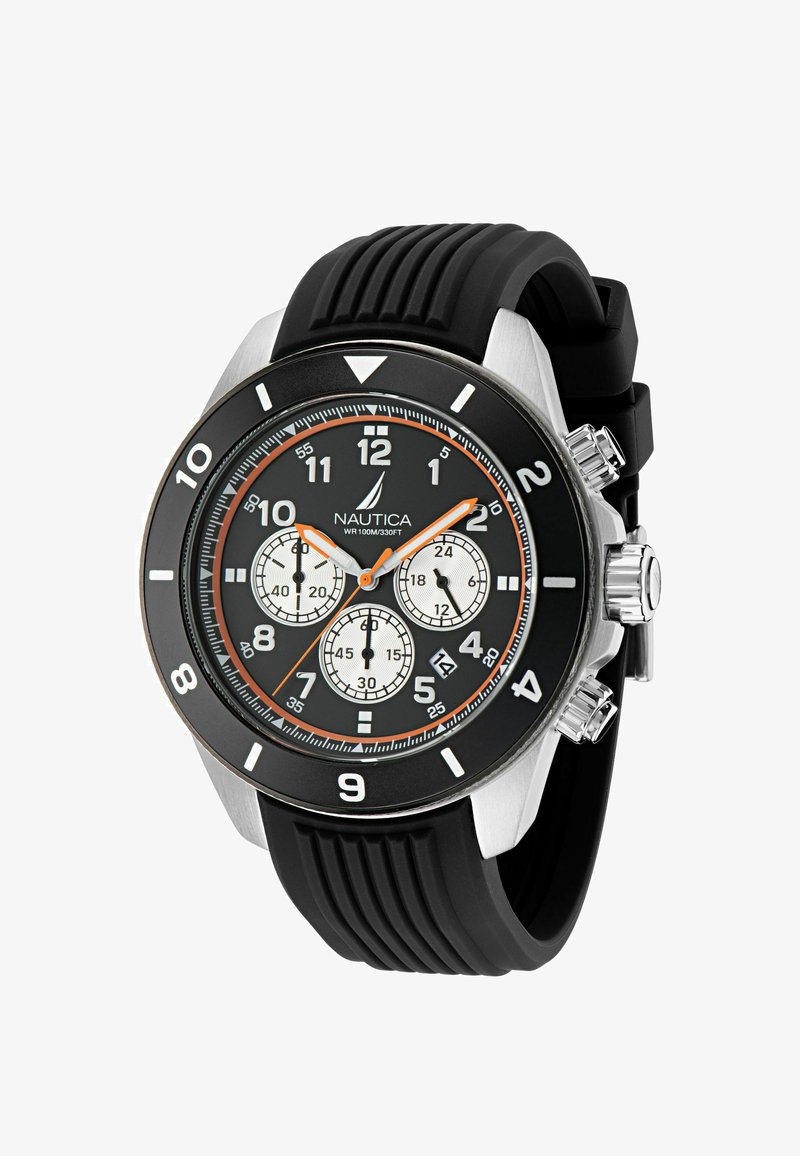 Orologio in gomma nera con cassa in acciaio inossidabile, numeri bianchi e arancioni audaci, sotto-quadranti per cronografo e visualizzazione della data. Impermeabile fino a 100m.