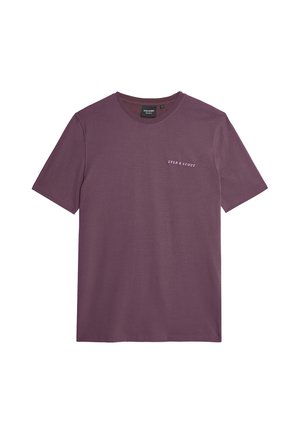 T-shirt a maniche corte in cotone viola scuro, con collo rotondo e logo "Lyle & Scott" stampato in bianco sul petto sinistro.