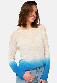 Leichter Pullover mit einem gradienten Design, das von cremefarbenen und blassen gelben Streifen zu einem lebhaften blauen Saum und Ärmeln übergeht.