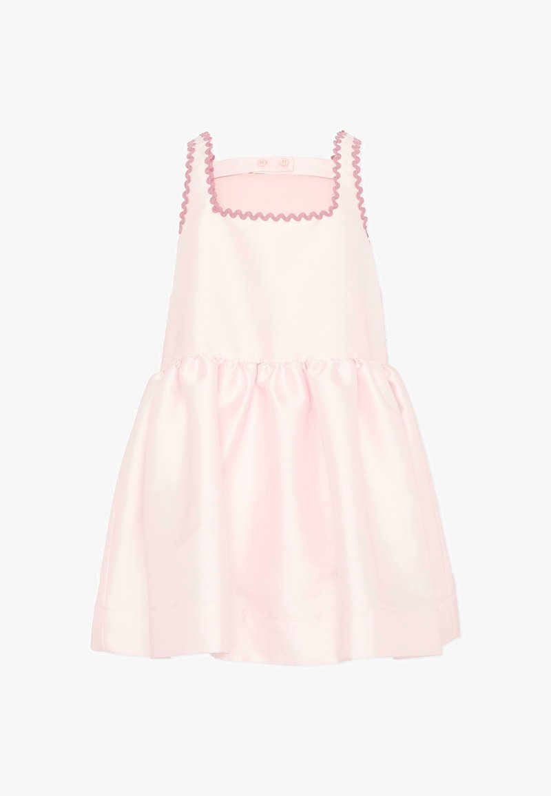 Robe rose clair sans manches avec bordure en croquet rose sur l'encolure carrée et les bretelles, taille froncée et fermeture à bouton dans le dos.