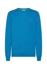 Maglione lavorato a maglia blu con maniche lunghe, scollo a girocollo, motivo sottile e dettaglio logo giallo sul petto. Tessuto morbido e design aderente.