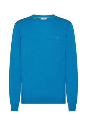 Maglione lavorato a maglia blu con maniche lunghe, scollo a girocollo, motivo sottile e dettaglio logo giallo sul petto. Tessuto morbido e design aderente.