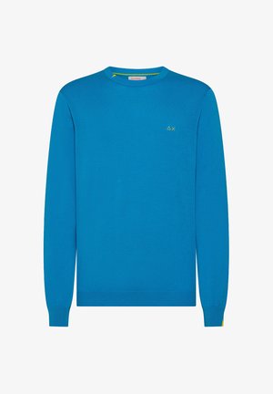 Maglione lavorato a maglia blu con maniche lunghe, scollo a girocollo, motivo sottile e dettaglio logo giallo sul petto. Tessuto morbido e design aderente.