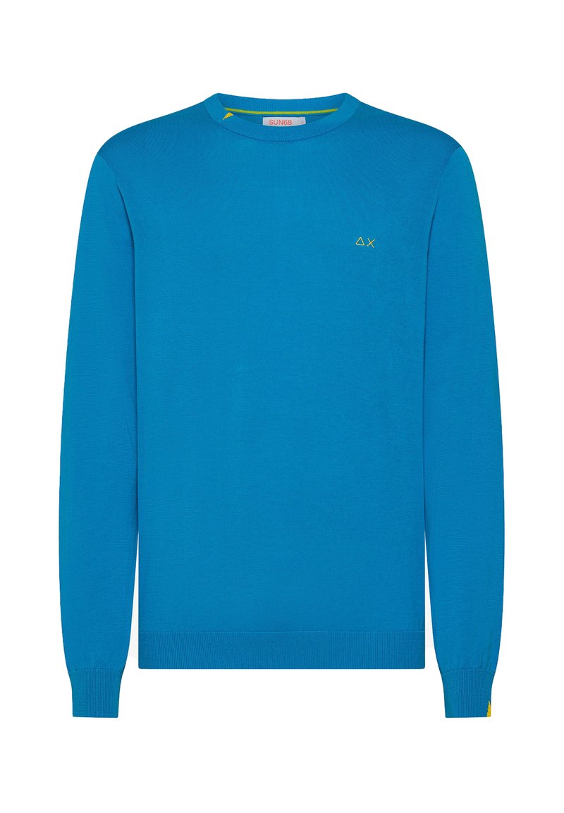 Maglione lavorato a maglia blu con maniche lunghe, scollo a girocollo, motivo sottile e dettaglio logo giallo sul petto. Tessuto morbido e design aderente.