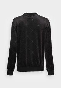 Černá sametová bunda s dlouhým rukávem, jemným embosovaným diamantovým vzorem a malými logy trefoil, žebrované manžety a lem, pohled ze zad.