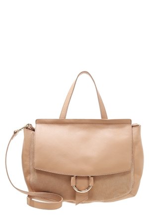 Bolso de mano de cuero beige con asa superior, solapa frontal asegurada por una correa con un anillo metálico dorado y una correa de hombro ajustable.
