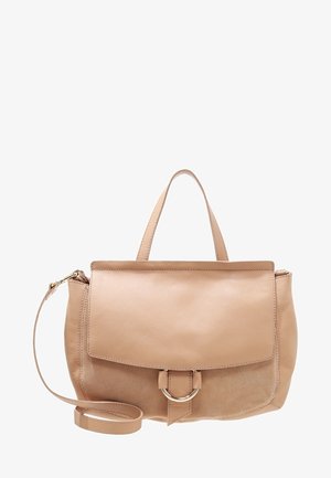 Bolso de mano de cuero beige con asa superior, solapa frontal asegurada por una correa con un anillo metálico dorado y una correa de hombro ajustable.