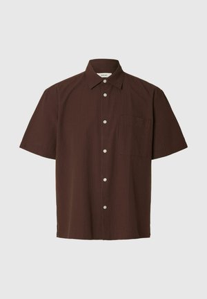 Barna rövid ujjú, gombos ing gallérral és mellzsebbel, finom függőleges csíkos mintázattal.