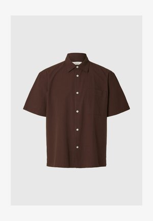 Chemise marron à manches courtes avec boutons, col et poche poitrine, avec une texture subtile à rayures verticales.