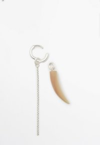 Orecchino a cerchio in argento con pendente in corno beige dalla forma curva, collegato da una delicata catena. Superficie liscia, design minimale.