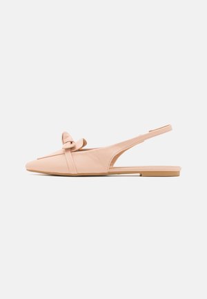Beige flad slingback-sko med spids tå og dekorativ knudedetalje på siden, glat finish og tynd sål.