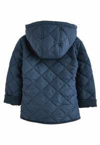 Pletená námořnická modrá bunda s kapucí, zdobená diamantovými vzory, žebrovanými manžetami a hladkým, mírně lesklým povrchem.