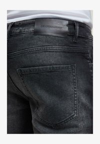 Atlasīts, black